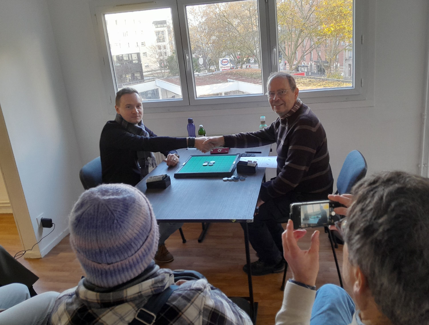 Les deux finalistes sous les flashs des photographes