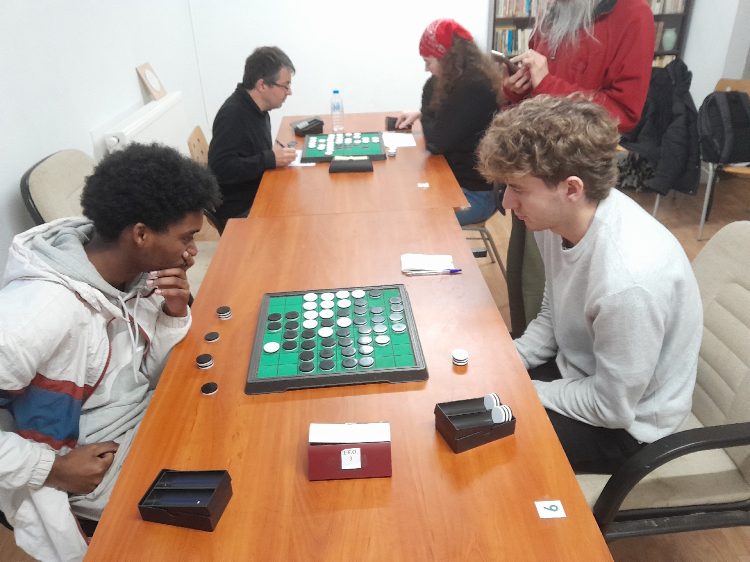 Au fond : Gilles Cluzon contre Sophie Tastet. Premier plan : Fayad Abdillah contre Rémi Tastet