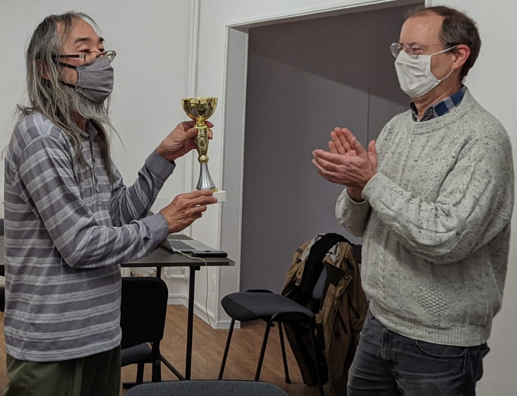 Takuji reçoit la coupe des mains de Marc Tastet, président de la FFO