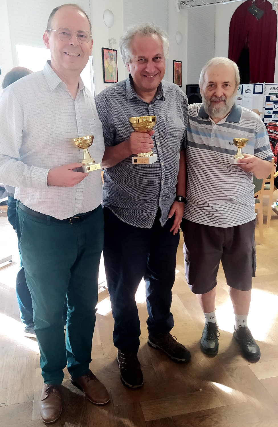 Les trois premiers seniors (Marc, Imre et Leonid, de gauche à droite) Les trois premiers seniors (Marc, Imre et Leonid, de gauche à droite)