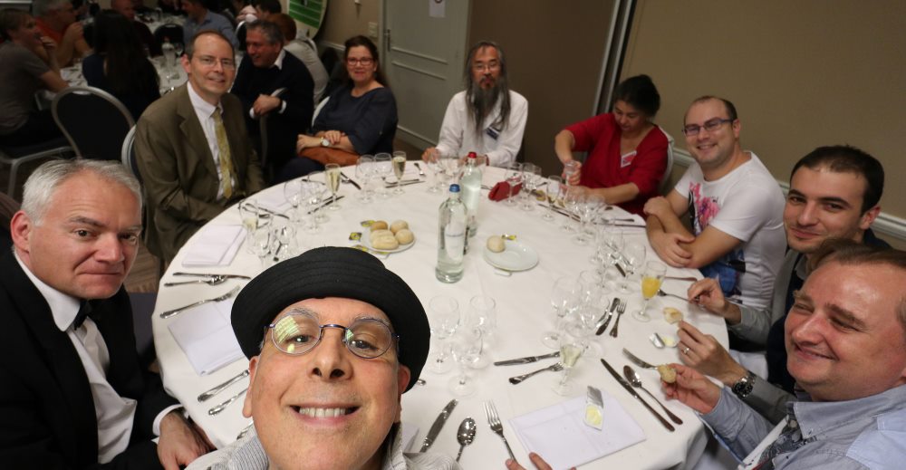 Selfie au grand angle à la table des francophones